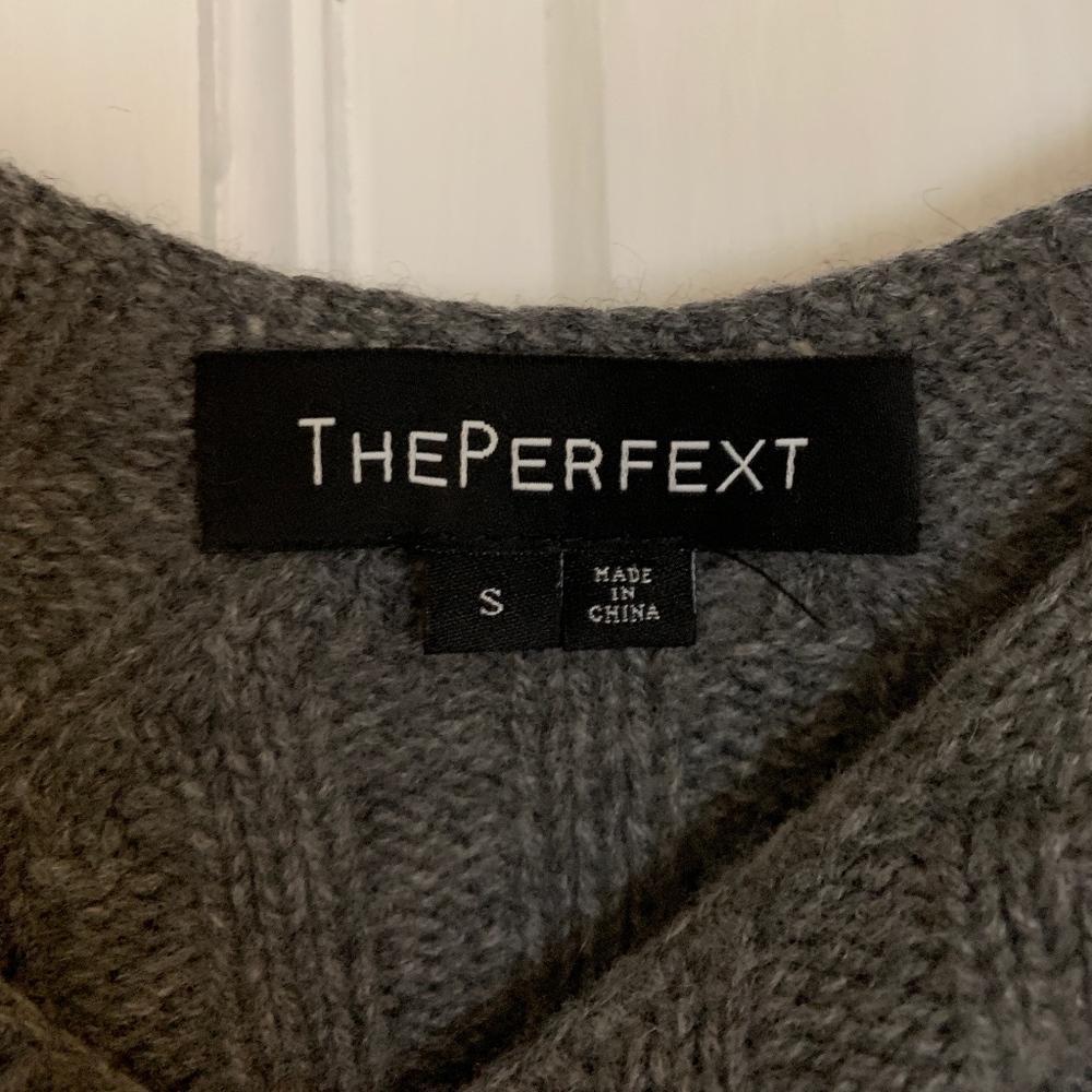 ThePerfext Crop Ribbed Cashmere Sweater - Picture 2 of 4